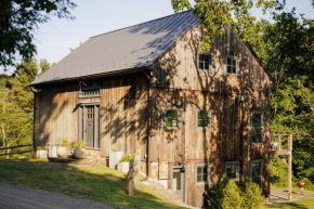 Stunning All-Season Renovated Barn Escape!